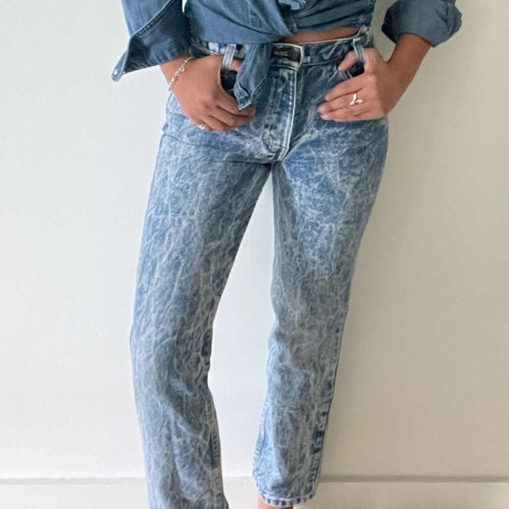 Vintage Levi’s Blue Acid Wash 80s Mom Short Jeans 25” Waist x 27” Inseam